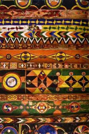 مسجد أخربين من العهد الموحدي بقرية تافرغوست بالأطلس الكبير على ارتفاع 1500م يتميز هذا المسجد القروي العتيق بأعمدته المنحوتة وبتزويقات سقفه المصبوغة-سقف مسجد أحربين المتعددة الألوان 
